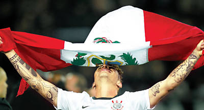 Foto do peruano Guerrero comemorando conquista do campeonato, publicada no alto da "Primeira Pgina"