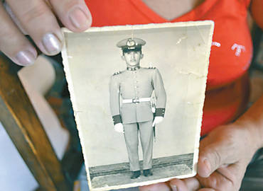 Moradora de Sabaneta mostra foto de Hugo Chvez na juventude; municpio  a cidade natal do presidente venezuelano