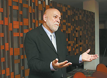 O prefeito de So Carlos, Oswaldo Barba, em entrevista na cidade