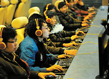 Chineses usam LAN house em Taiyuan, no norte do país