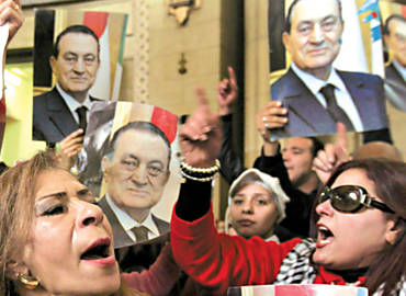 Partidrios do ex-ditador do Egito Hosni Mubarak pedem reviso na pena de priso perptua, em protesto no Cairo