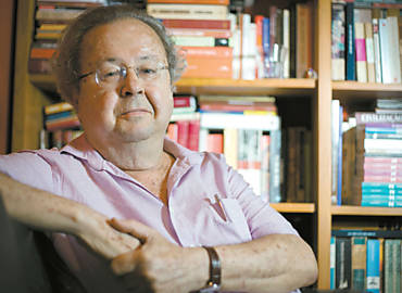 O cientista poltico Francisco Weffort na biblioteca de sua casa, no Rio