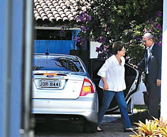 Dilma chega na casa de seu ex-marido, Carlos Arajo, que visitou ontem em Porto Alegre