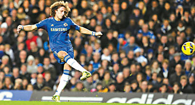 O brasileiro David Luiz, autor de um dos 8 gols do Chelsea ontem