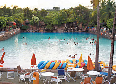 Turistas se divertem em uma das piscinas do parque aqutico Thermas dos Laranjais, em Olmpia, a 131 km de Ribeiro