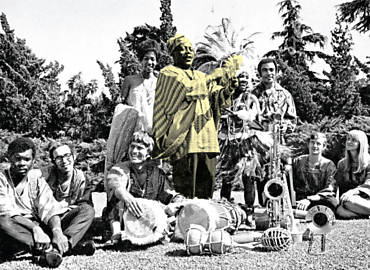 Moacir Santos (em pé, ao centro) e sua big band em Los Angeles na década de 1970