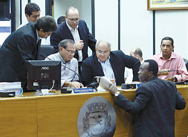 O presidente da Cmara, Ccero Gomes da Silva (PMDB), rodeado por vereadores em sesso extraordinria de fim de ano