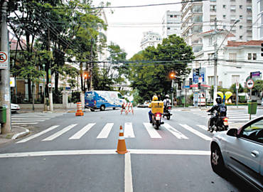 Motociclistas no cruzamento da rua Peixoto Gomide com a alameda Ja, nos Jardins, onde h semforos com problemas