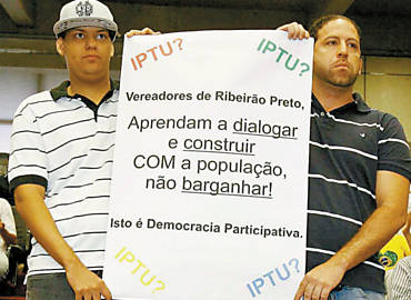 Manifestantes protestam na Cmara de Ribeiro Preto, durante a sesso de ontem