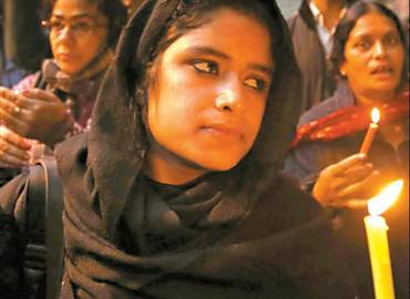 Manifestante acende vela em protesto por estupro, na Índia