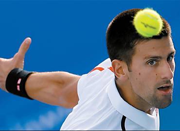 Lder do ranking, o srvio Novak Djokovic rebate na vitria (6/0 e 6/3) sobre o espanhol David Ferrer, quinto do mundo, em torneio de exibio em Abu Dhabi