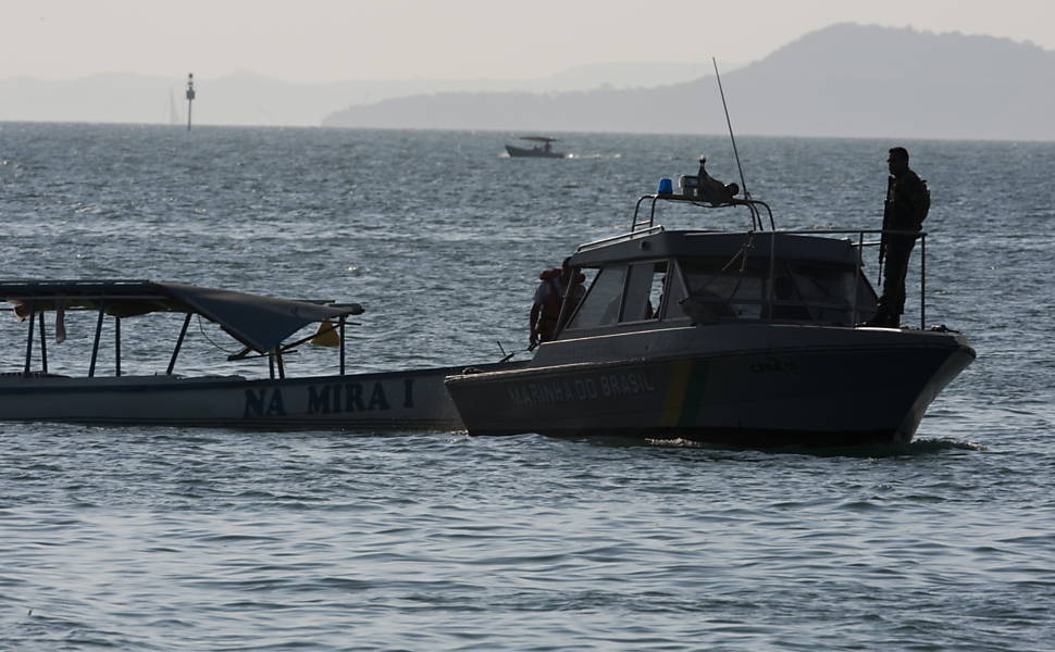 Barco Mira I é rebocado pela lancha Valencia da marinha apos acidente entre os dois barcos na praia de Aratu na base militar de Aratu após acidente com Lancha fazia a segurança da Presidente Dilma Rousseff