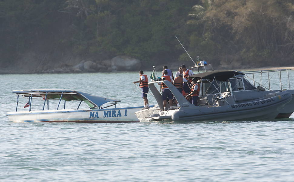 Barco Mira I é rebocado pela lancha Valencia após acidente