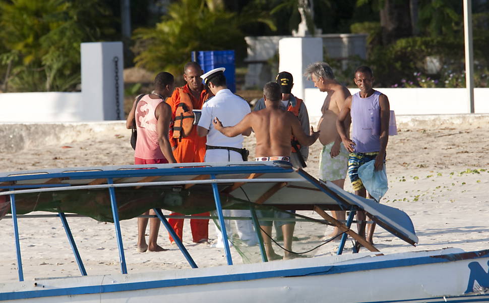 Passageiros do Barco Mira I conversam com oficiais da Marinha na praia de Aratu após acidente com Lancha da Marinha que fazia a segurança da Presidente Dilma Rousseff