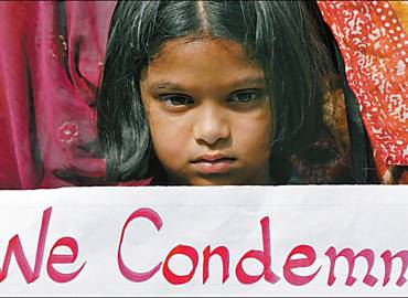 Garota segura cartaz durante protestos contra a violncia s mulheres na ndia; autoridades pediram calma  populao