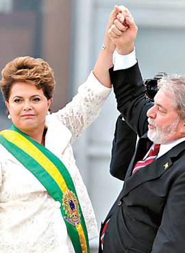 Dilma recebe a faixa presidencial de seu padrinho político
