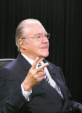 O presidente do Senado, José Sarney, durante entrevista, em Brasília