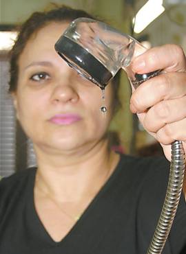 A cabeleireira Guida Lopes, 46, dona de salo no Parque das Figueiras, onde falta gua