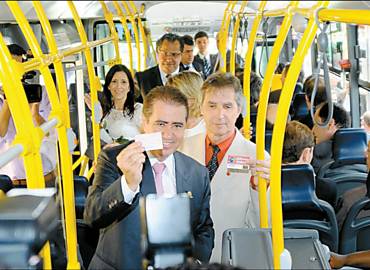 O novo prefeito de Campinas, Jonas Donizette (PSB), mostra carto de transporte pblico da cidade no nibus que o levou at a prefeitura