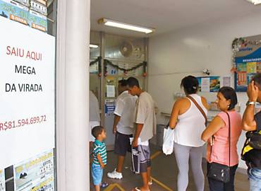 Clientes em fila na lotrica na avenida Champagnat, em Franca, onde um apostador ganhou R$ 81,5 milhes na Mega