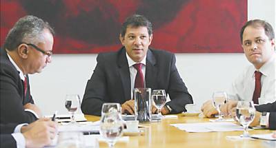 Fernando Haddad entre Chico Macena (à esq.), secretário das subprefeituras, e Gustavo Vidigal, chefe de gabinete