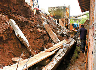 Muro de residncia na regio central de Serrana que foi derrubado pelas fortes chuvas