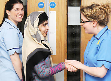 Malala se despede de funcionrias do hospital britnico