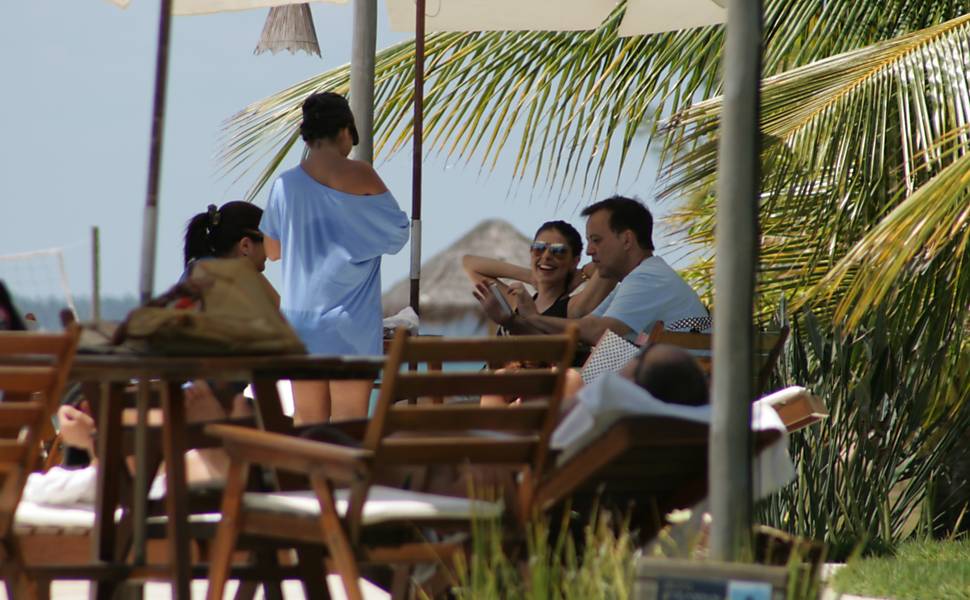 Beneficiado por habeas corpus após ser condenado a quase 40 anos de prisão, o recém-casado Carlos Cachoeira (dir.) reapareceu sexta-feira (4) hospedado no resort Kiaroa em Taipús de Fora, praia da Península de Maraú (BA), com a mulher, Andressa Mendonça (direita ao fundo)