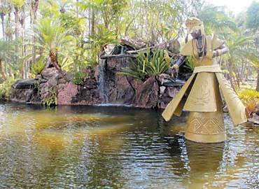 O lago de pirarucus da Amazônia com estátua de orixá; busto em cerâmica da mulata Paloccina, que ganhou o apelido após visita do ex-ministro Palocci, que a cumprimentava;
