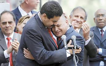 O vice-presidente Nicols Maduro abraa Diosdado Cabello, reeleito ontem presidente da Assembleia Nacional do pas