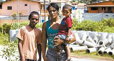 Erlndia da Silva, 29, que saiu de Itabuna (BA) com os quatro filhos para morar na favela Vila Sa, em So Sebastio