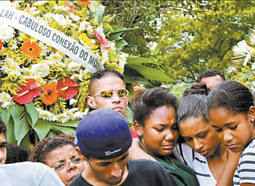 Amigos e familiares no enterro de Laércio Grimas, o DJ Lah, morto na 1ª chacina do ano em SP