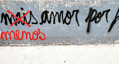 Arte sobre foto de pichao em muro no bairro de Perdizes, em SP