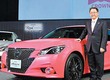 Akio Toyoda, presidente da Toyota, apresenta, em Tquio, a nova verso do sed Crown