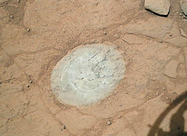 Foto tirada pelo Curiosity em Marte mostra rocha na qual a escova motorizada foi usada