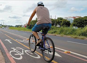 Ciclista utiliza ciclofaixa na tarde de ontem, na avenida Tancredo Neves, em So Carlos, prximo  rotatria do Cristo