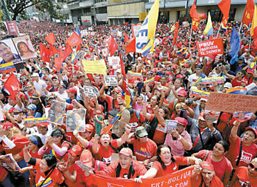 Apoiadores do presidente da Venezuela, Hugo Chvez, entoam slogans em frente ao Palcio de Miraflores, no centro da capital do pas, Caracas