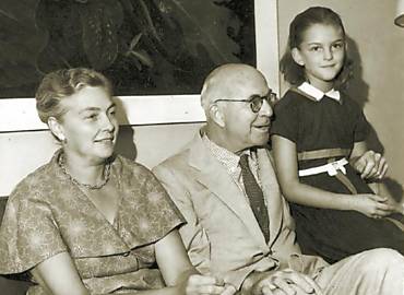 O escritor americano John dos Passos durante visita ao Brasil em 1958, na qual esteve acompanhado da mulher, Elizabeth, e da filha nica, Lucy