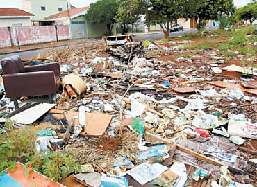 Lixo e entulho, incluindo um sof velho, espalhados em rea no bairro do Ipiranga, na zona norte de Ribeiro Preto