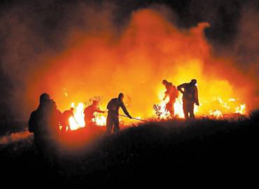 Brigadistas tentam controlar incndio que se alastra pela regio da Chapada da Diamantina (BA) desde segunda-feira