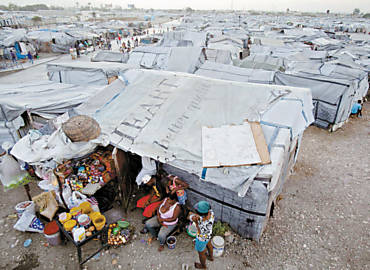 Vista de um campo para desabrigados na capital do Haiti
