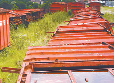 Vages de trem abandonados perto da antiga estao ferroviria de Bebedouro; moradores reclamam da situao
