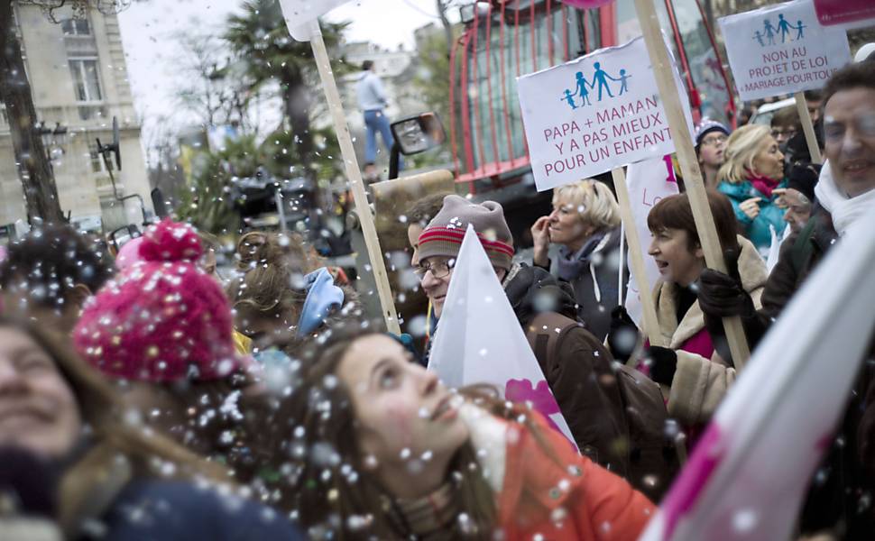 Marcha contra casamento gay reúne milhares na França Leia mais