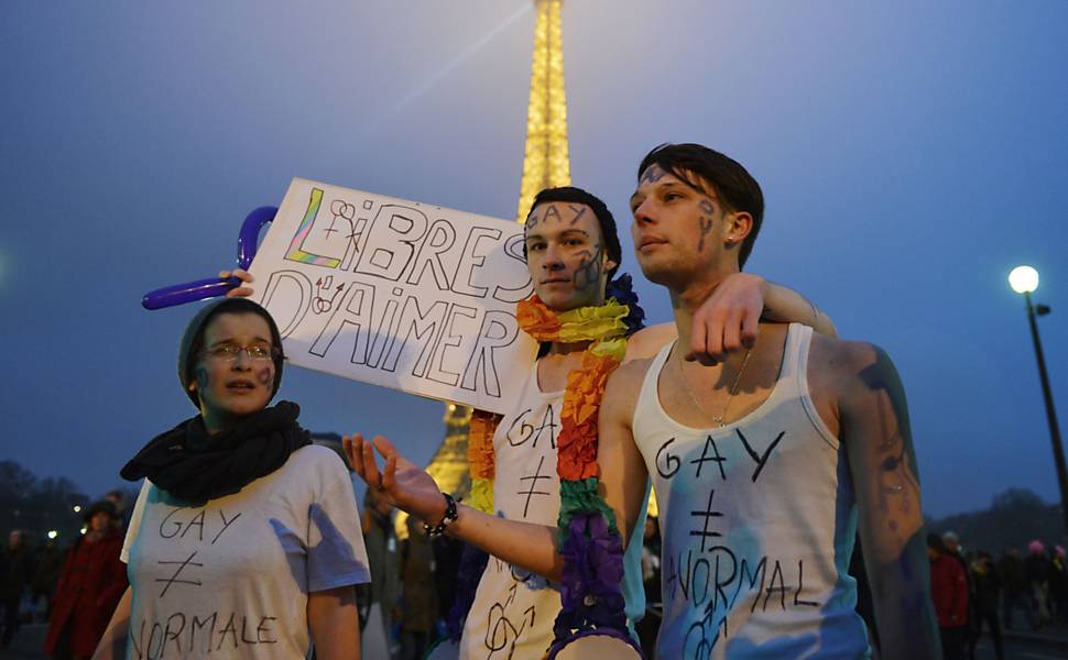 Jovens seguram cartazes a favor do amor em protesto ao final de manifestação contra o casamento gay em Paris Leia mais