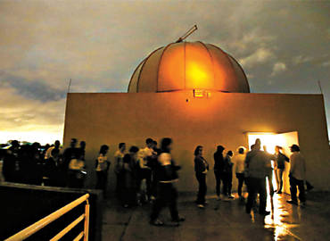Participantes do Frum Mundial de Ufologia em viglia noturna no observatrio de Itaipu, no PR