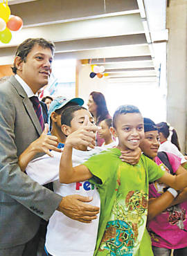 O prefeito Fernando Haddad (PT) com crianas no CEU Jabaquara, na zona sul de So Paulo