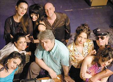 Mrio Bortolotto (ao centro) com o elenco da pea "Mulheres", que estreia hoje no Teatro Cemitrio de Automveis