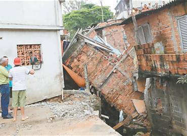 Uma das cinco casas que desabaram no Jabaquara na noite de anteontem