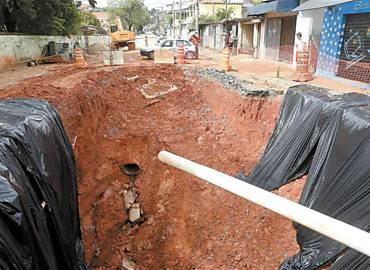 Cratera em rua de Pirituba (zona norte de So Paulo)