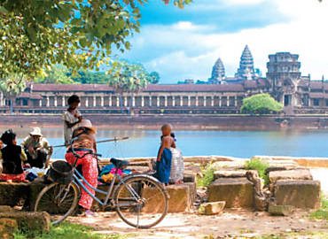 Cambojanos descansam em frente ao templo de Angkor Wat
